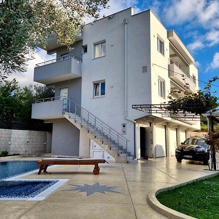 Villa Holiday Apartments Bar Exterior photo