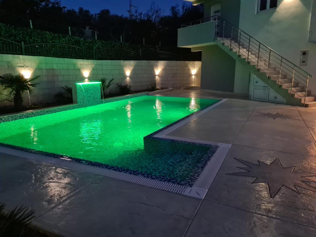Villa Holiday Apartments Bar Exterior photo