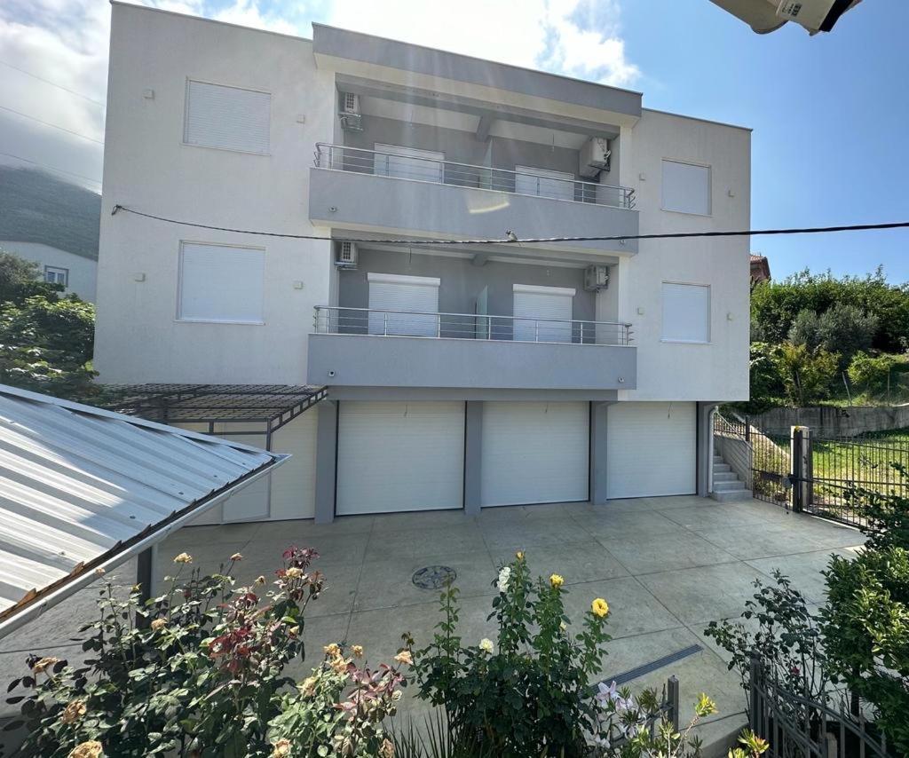 Villa Holiday Apartments Bar Exterior photo