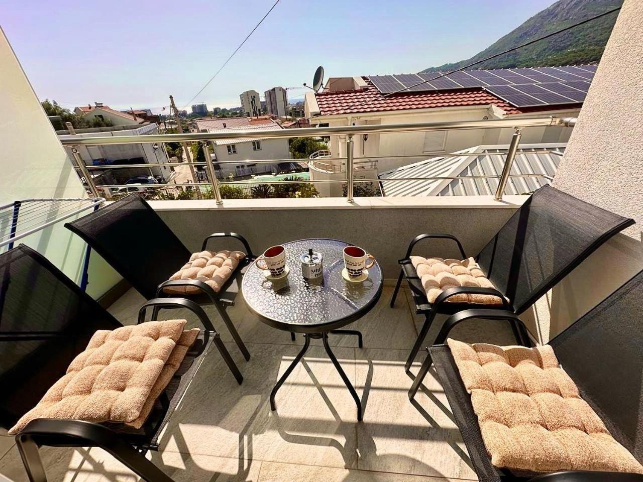 Villa Holiday Apartments Bar Exterior photo
